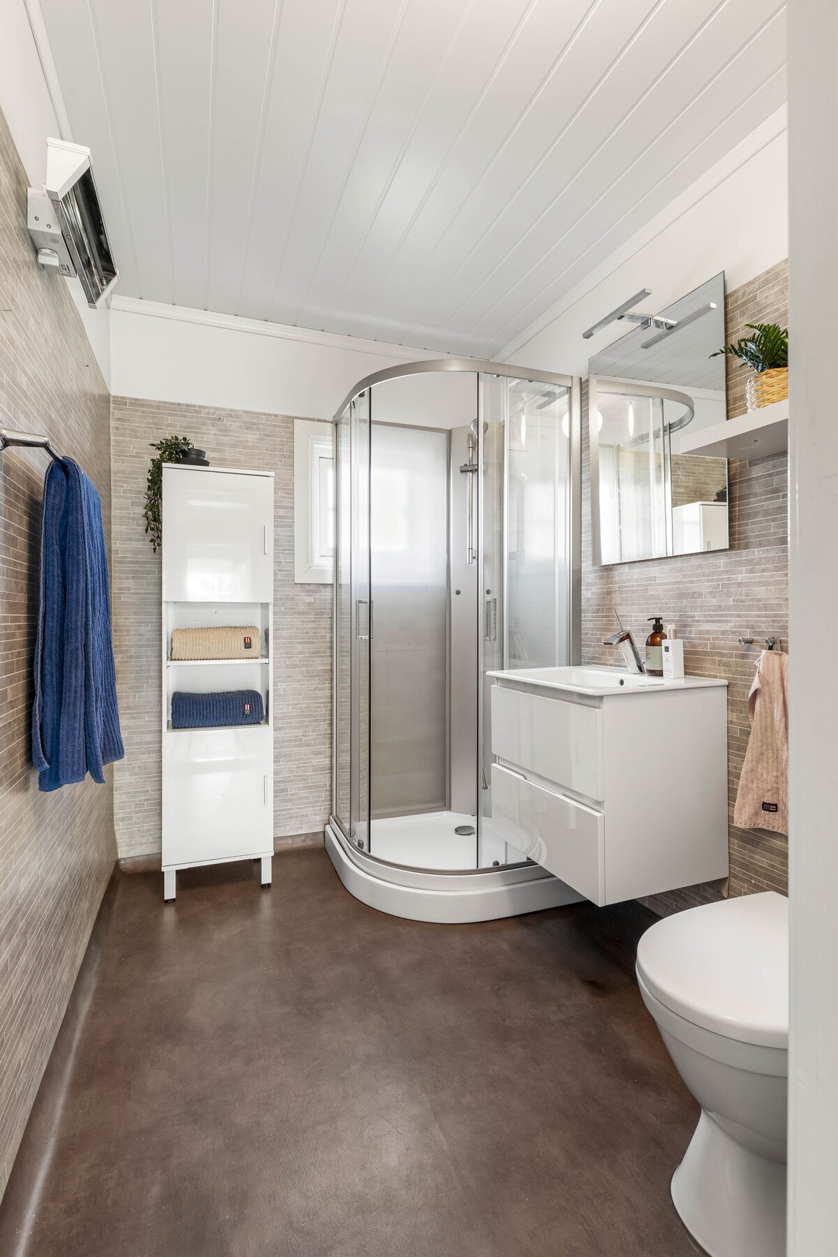 Badet ble pusset opp i 2011, innredet med vinylbelegg på gulvet og våtromstapet på veggene. Galleribilde