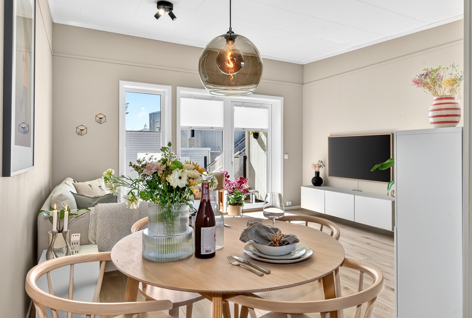Sosial og innbydende spiseplass flyter naturlig sammen med stua. Galleribilde