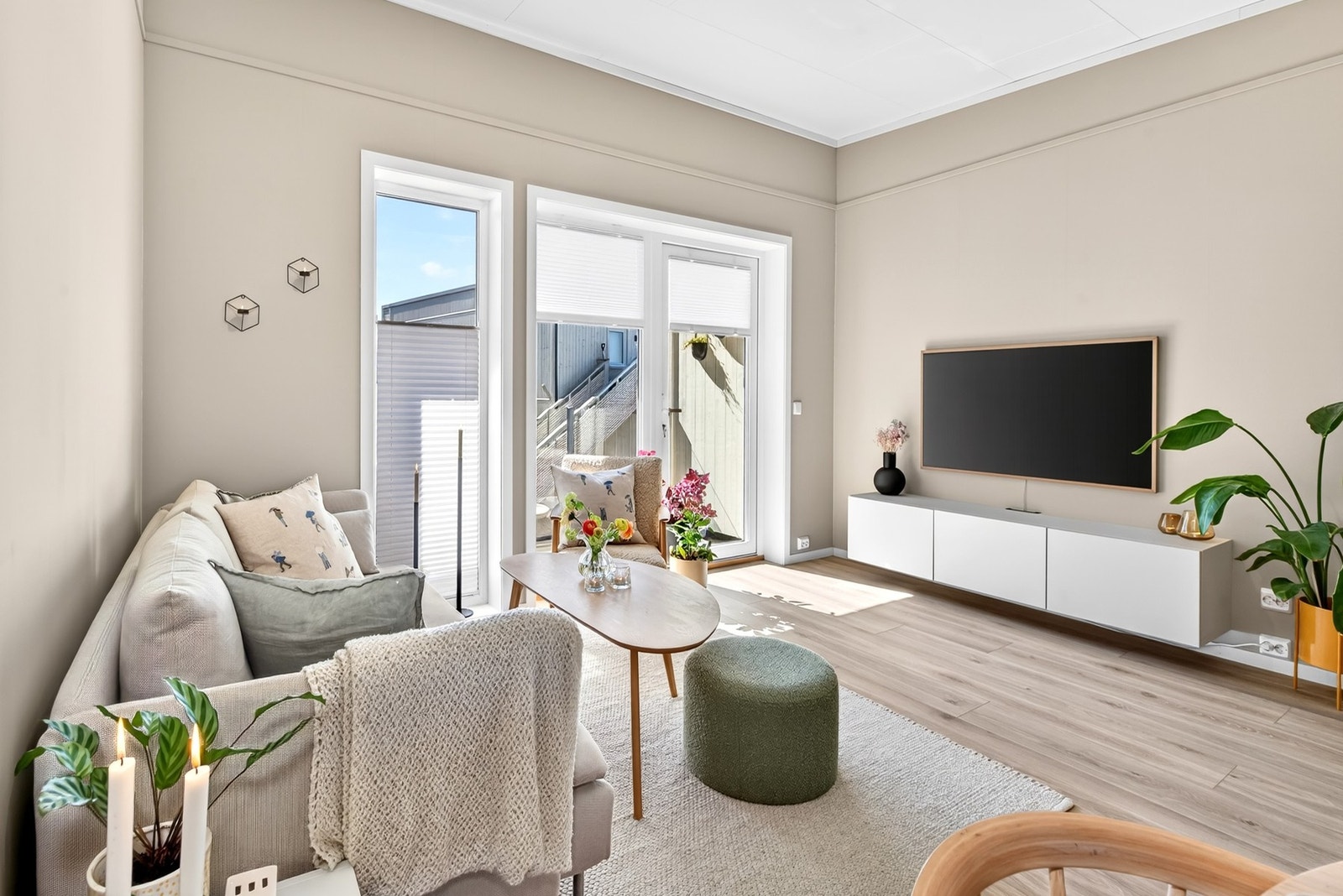 Flott stue med god plass til både sofakrok, TV-løsning og hygge med venner og familie. Galleribilde