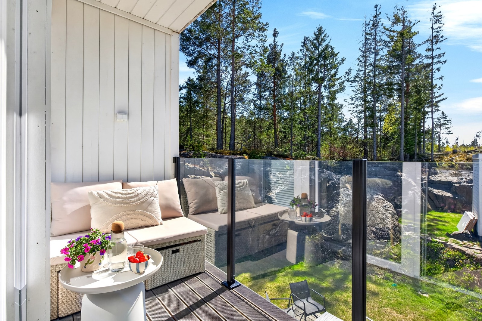Herlig balkong med ettermiddag- og kvelds-sol - Utsikt mot skogen. Galleribilde