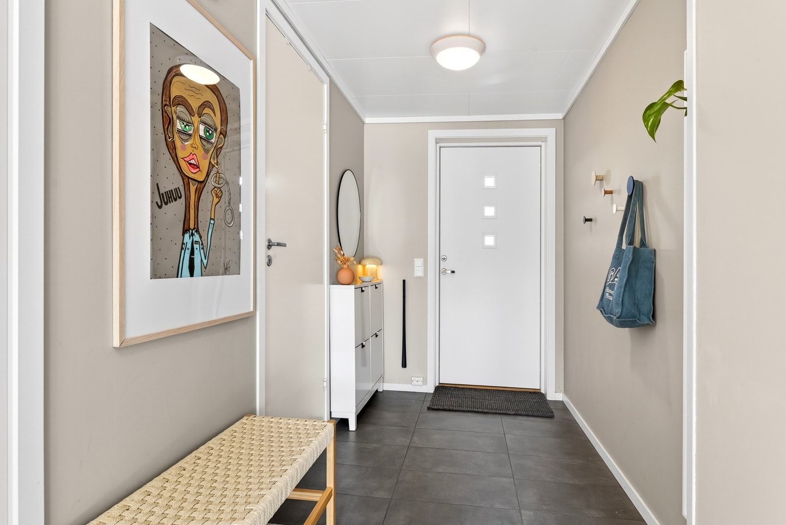 Velkommen inn! En praktisk og moderne entré som gir et godt førsteinntrykk. Galleribilde