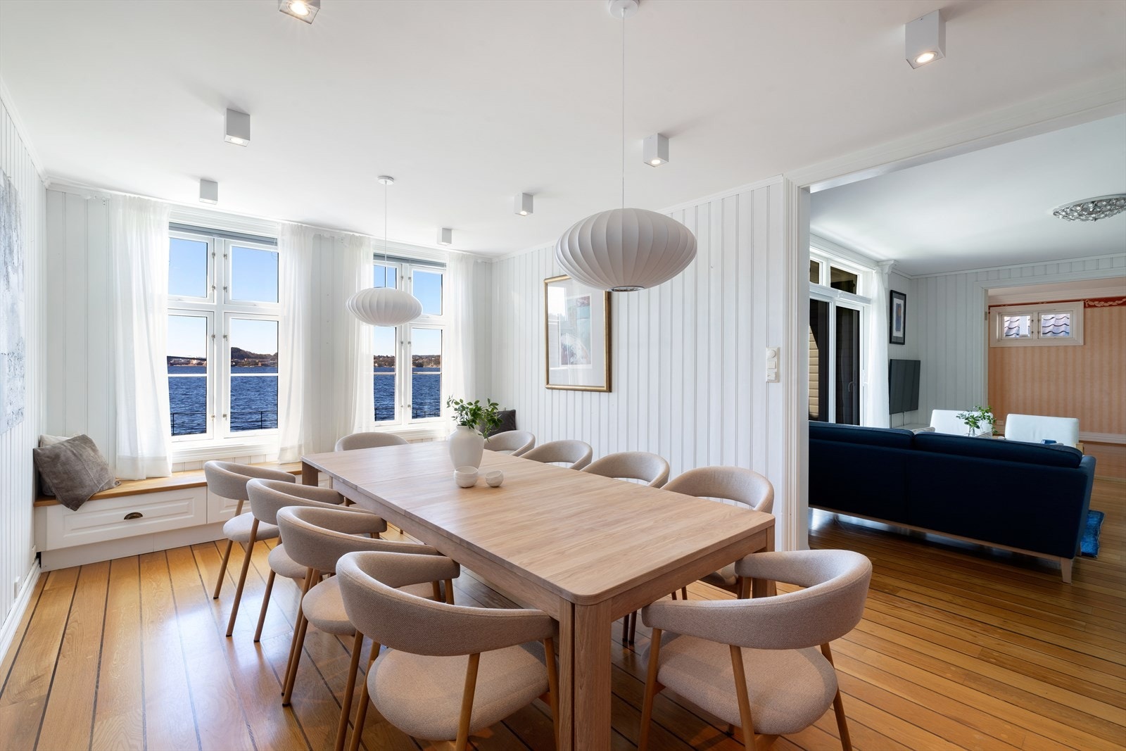Plass til stort spisebord med mange gjester Galleribilde