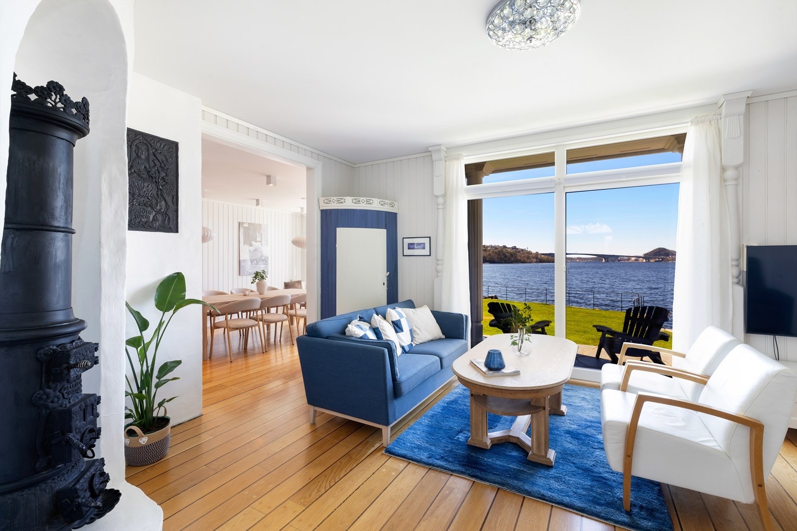 Mellomstue med utgang til hage/brygge. Sett inn mot kjøkkendel. Galleribilde