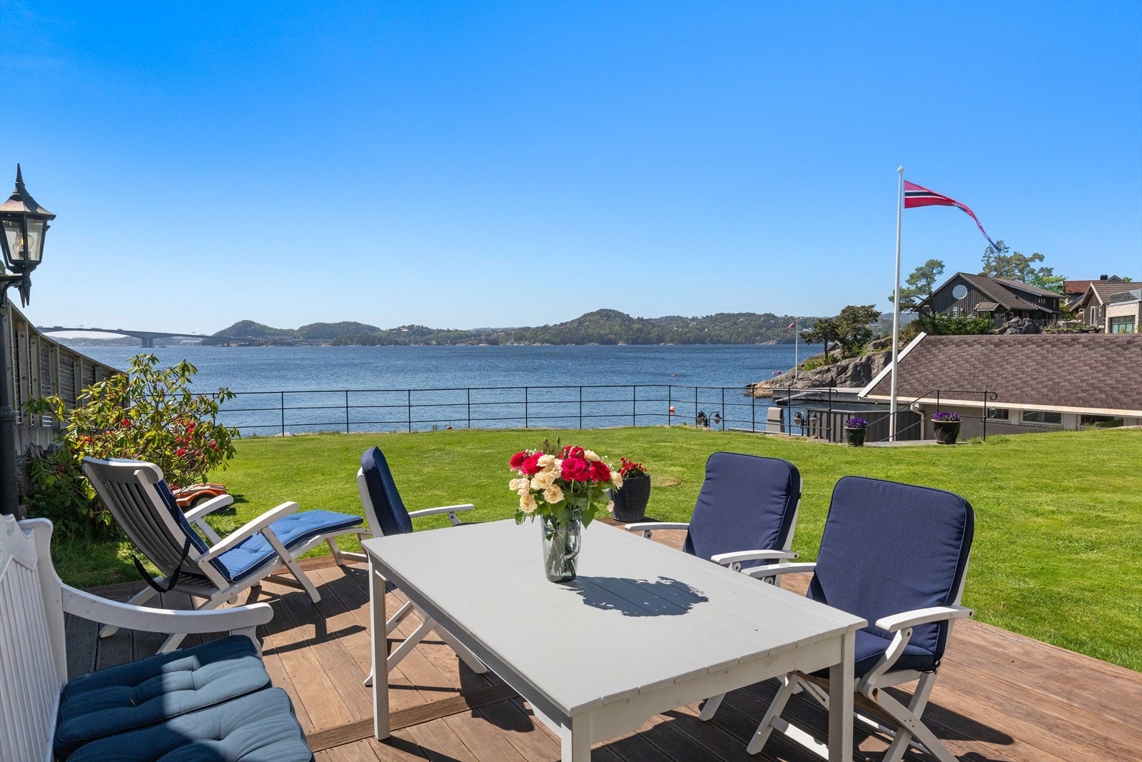 Uteområde hvor du kan nyte solen langt på kvelden Galleribilde