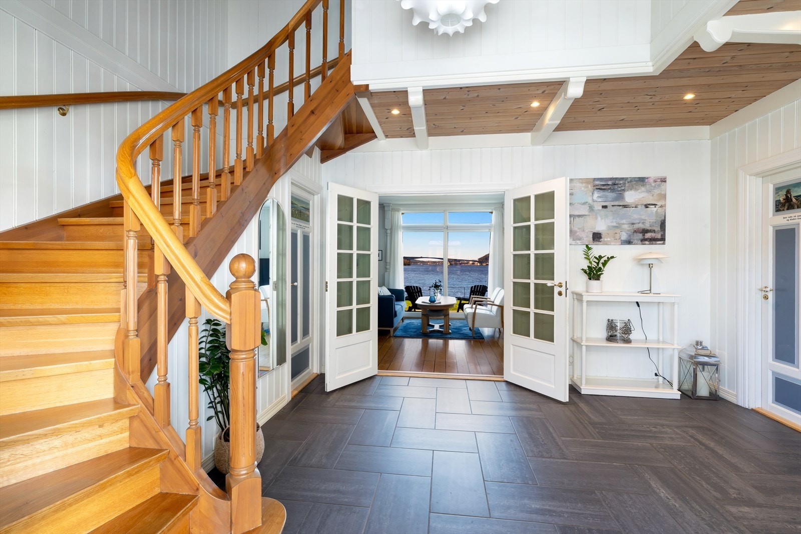 Trappehall med inngang til egen garderobe. Galleribilde