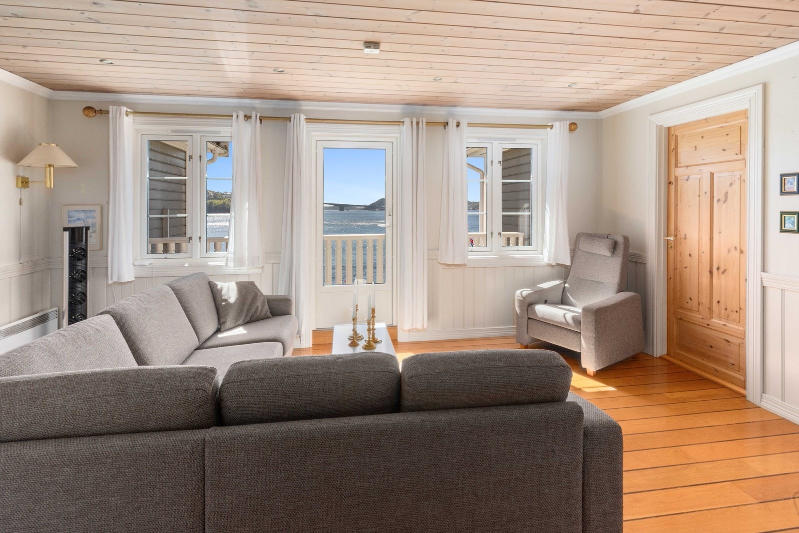 Loftstue med plass til sofagruppe. Utgang til solrik flott balkong. Galleribilde