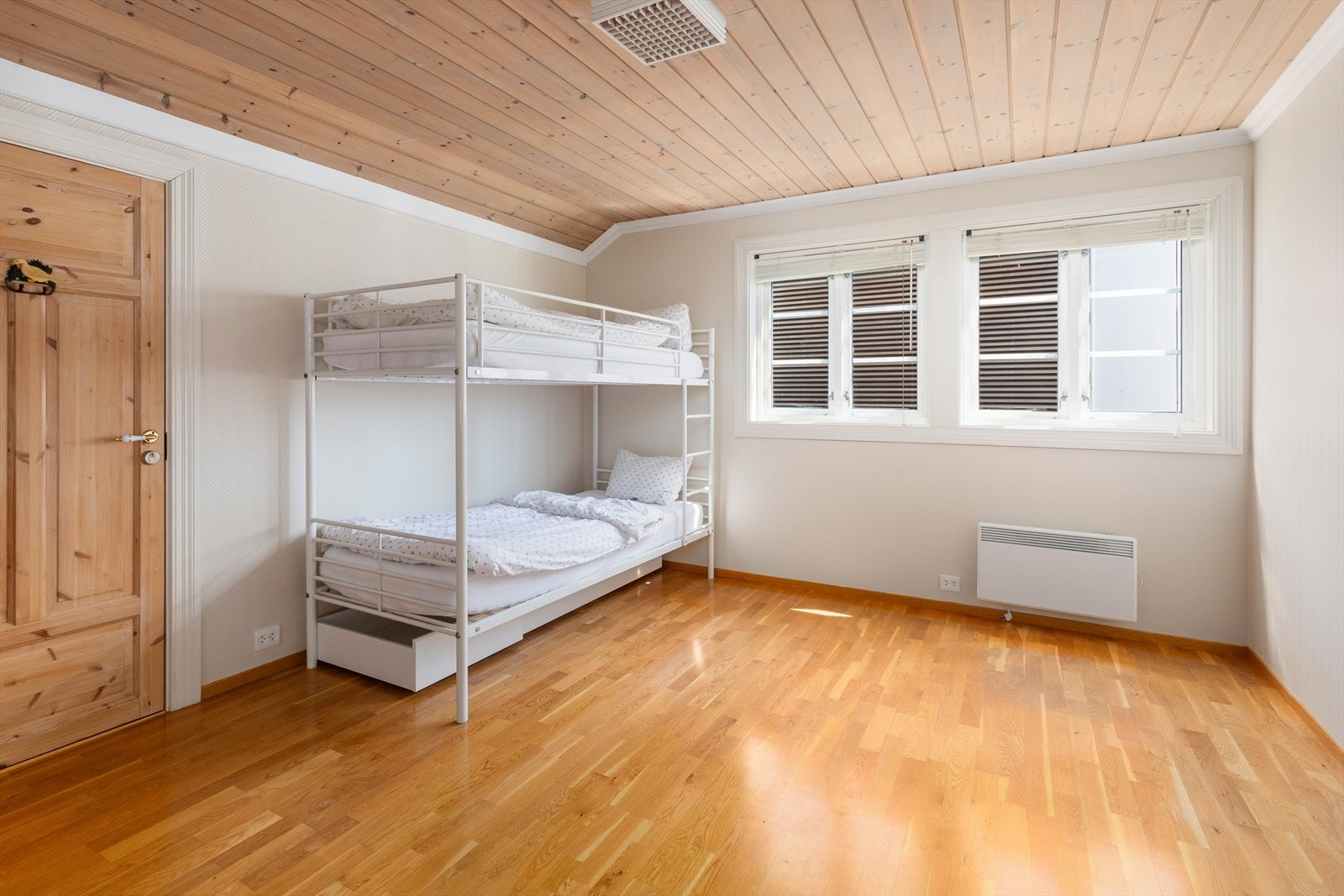 Soverom 3 i 2.etg. med inngang til stor bod. Soverommet har også loftstrapp opp til stort oppbevaringsloft. Galleribilde