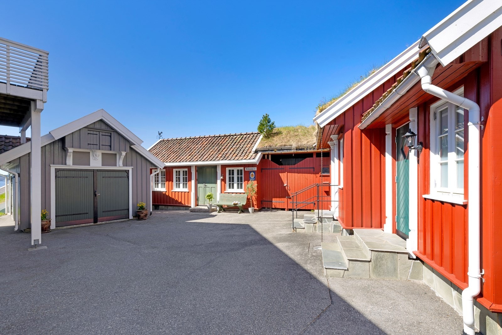 Hyggelig "bakgård" med garasje, innredet bod og mye bodplass Galleribilde