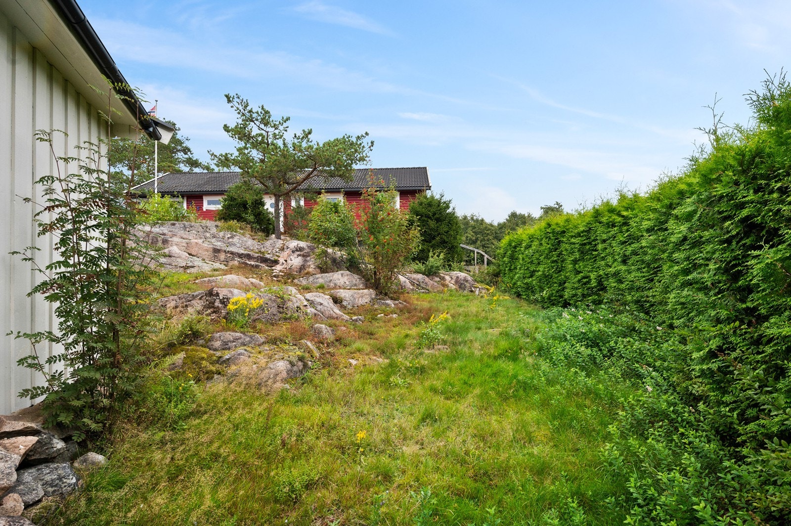 Tomten er ellers naturtomt med fjell i dagen Galleribilde