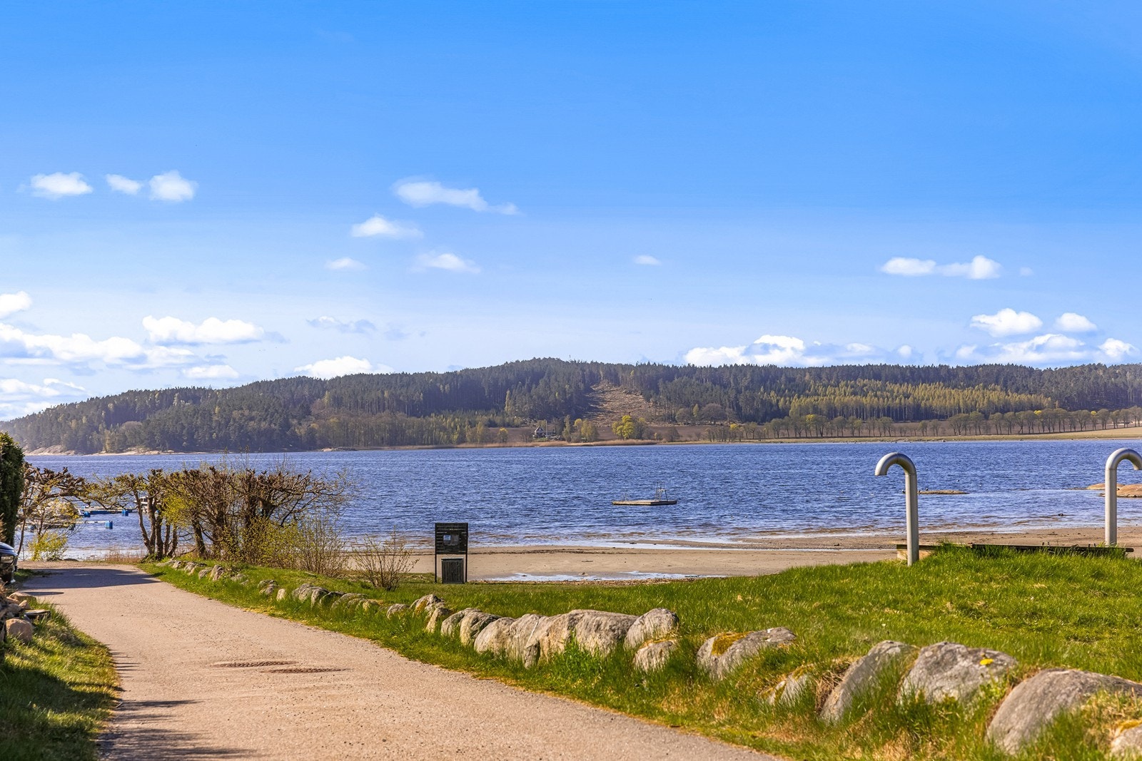 Fin sandstrand med flytebrygge Galleribilde