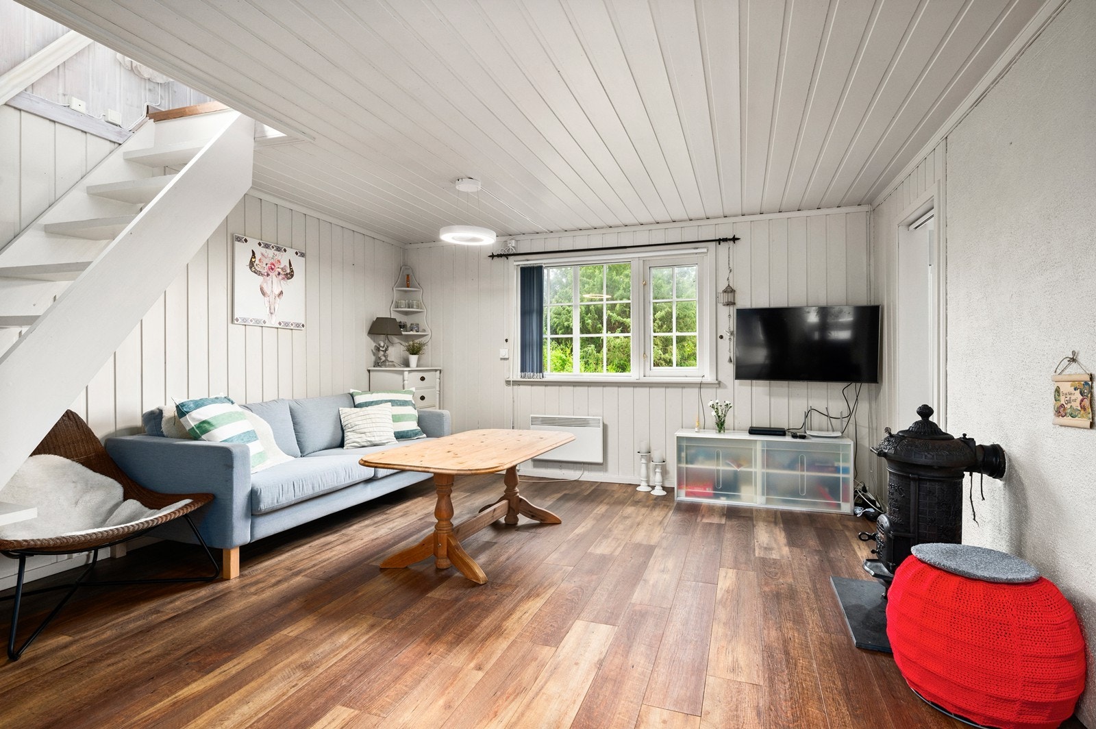 Stuen har laminatgulv og lyse malte overflater på vegger og himling Galleribilde
