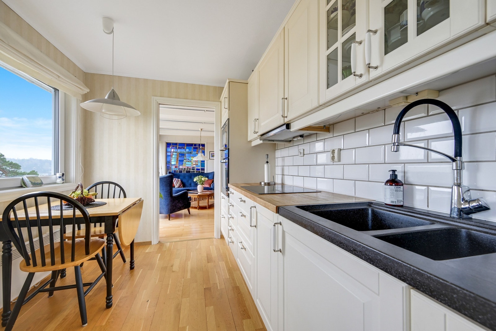Plass til en frokostbord ved vinduet. Galleribilde