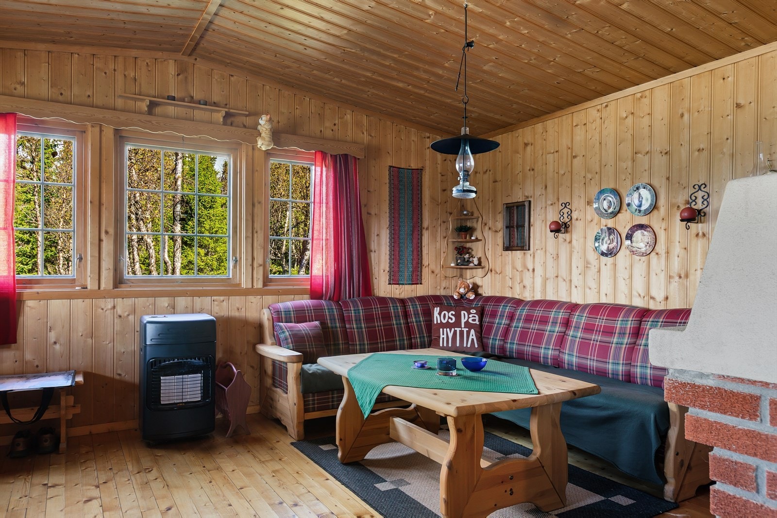 Stua har mye naturlig lys inn fra alle kanter via de mange vinduene, og dette sammen med den rausta himlingen gir en god og luftig romfølelse. Galleribilde