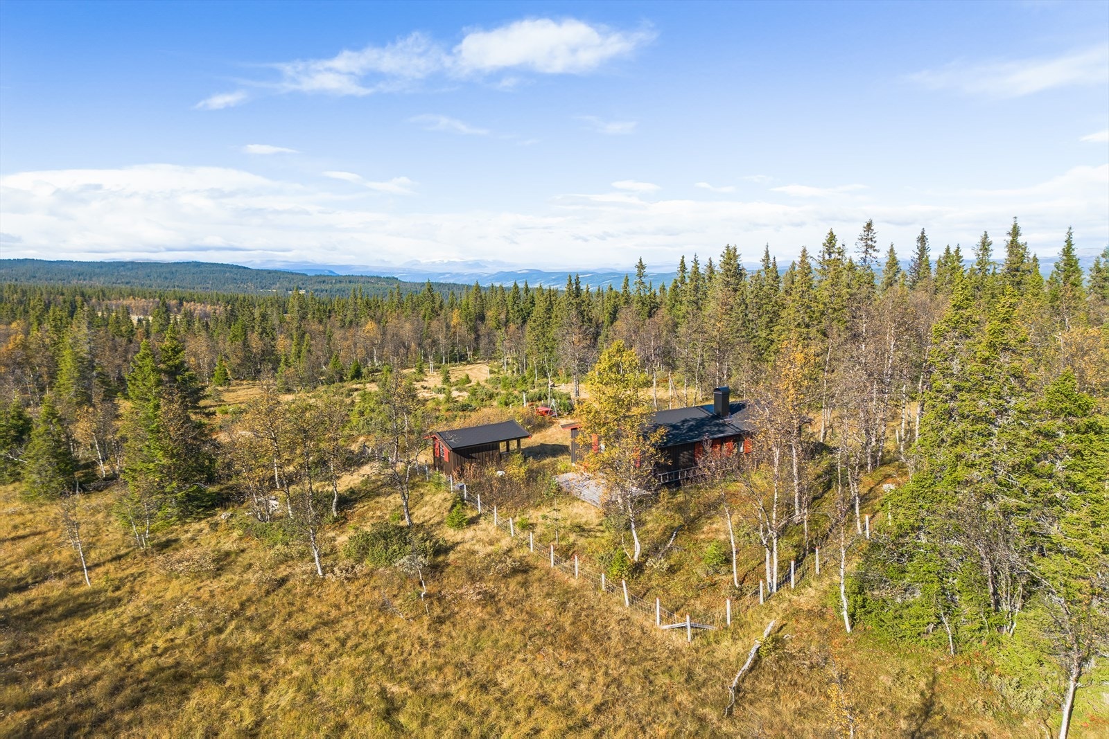 Her er det fin utsikt utover nærområde og til Jotunheimens snøkledde fjell i horisonten. Galleribilde