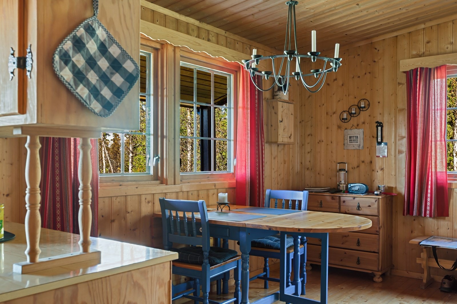 Her kan du samles rundt spisebordet eller slappe av i sofakroken etter en dag ute i naturen. Galleribilde