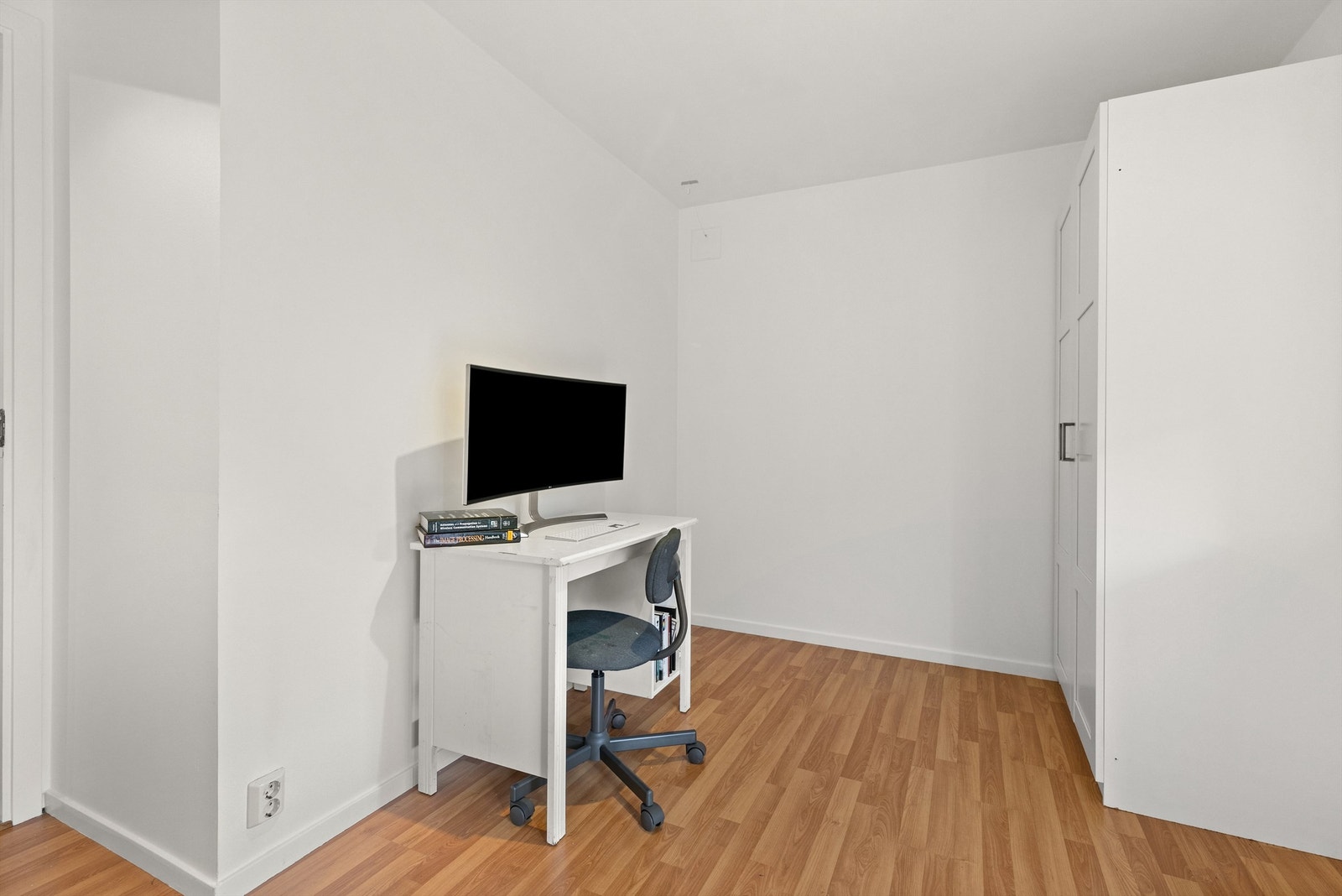 Det siste soverommet har også god plass til seng og oppbevaring, har i dag blitt brukt som kontor. Galleribilde