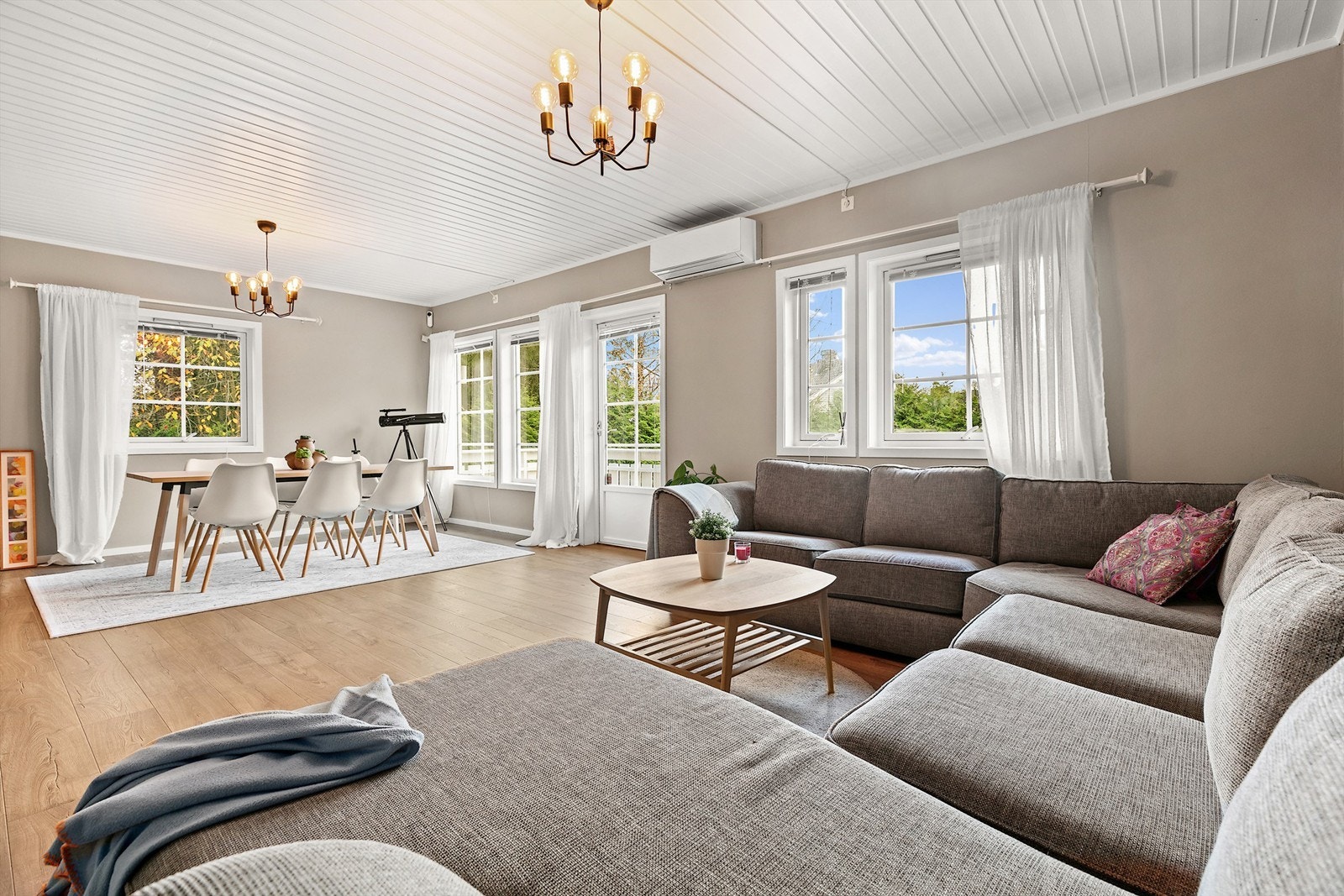 Stuen har store vindusflater som slipper inn masse naturlig lys. Galleribilde