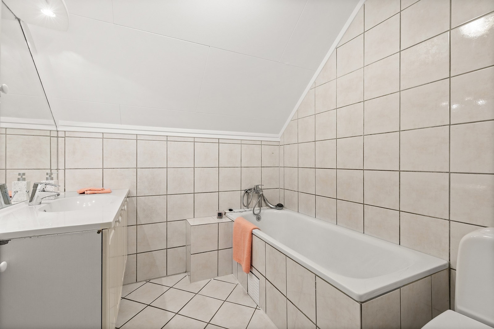 Badet på 2.etg med innfliset badekar med dusjarmatur. Galleribilde