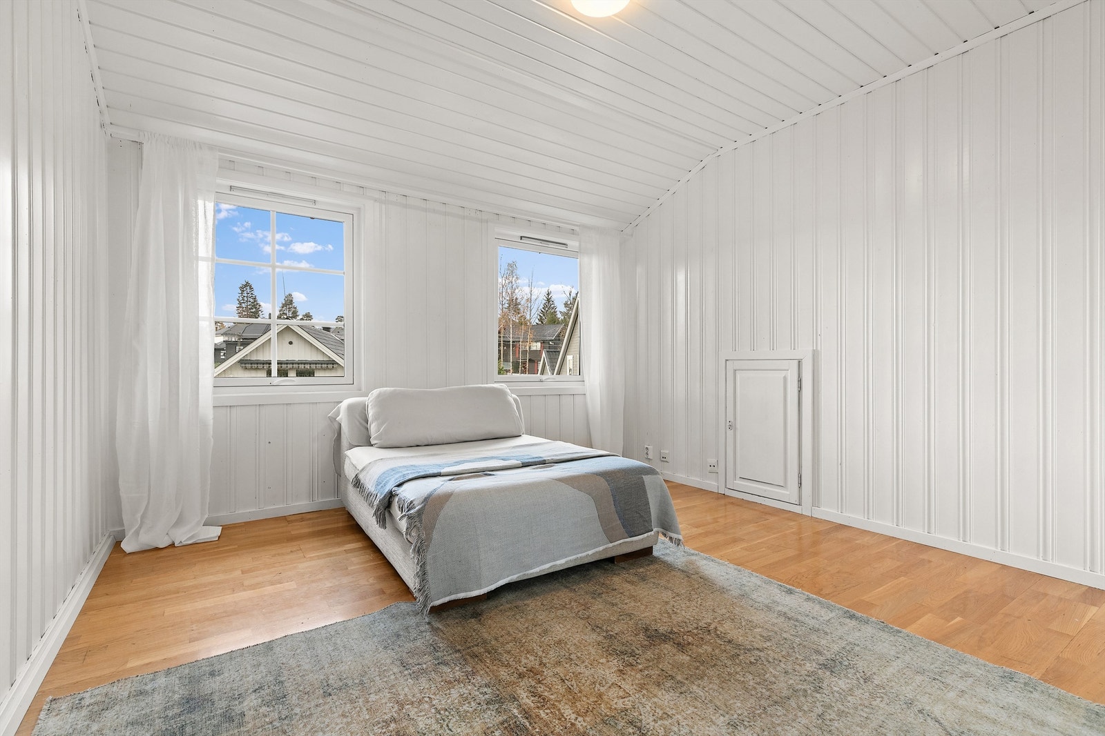 Soverommet slipper inn masse naturlig lys. Galleribilde