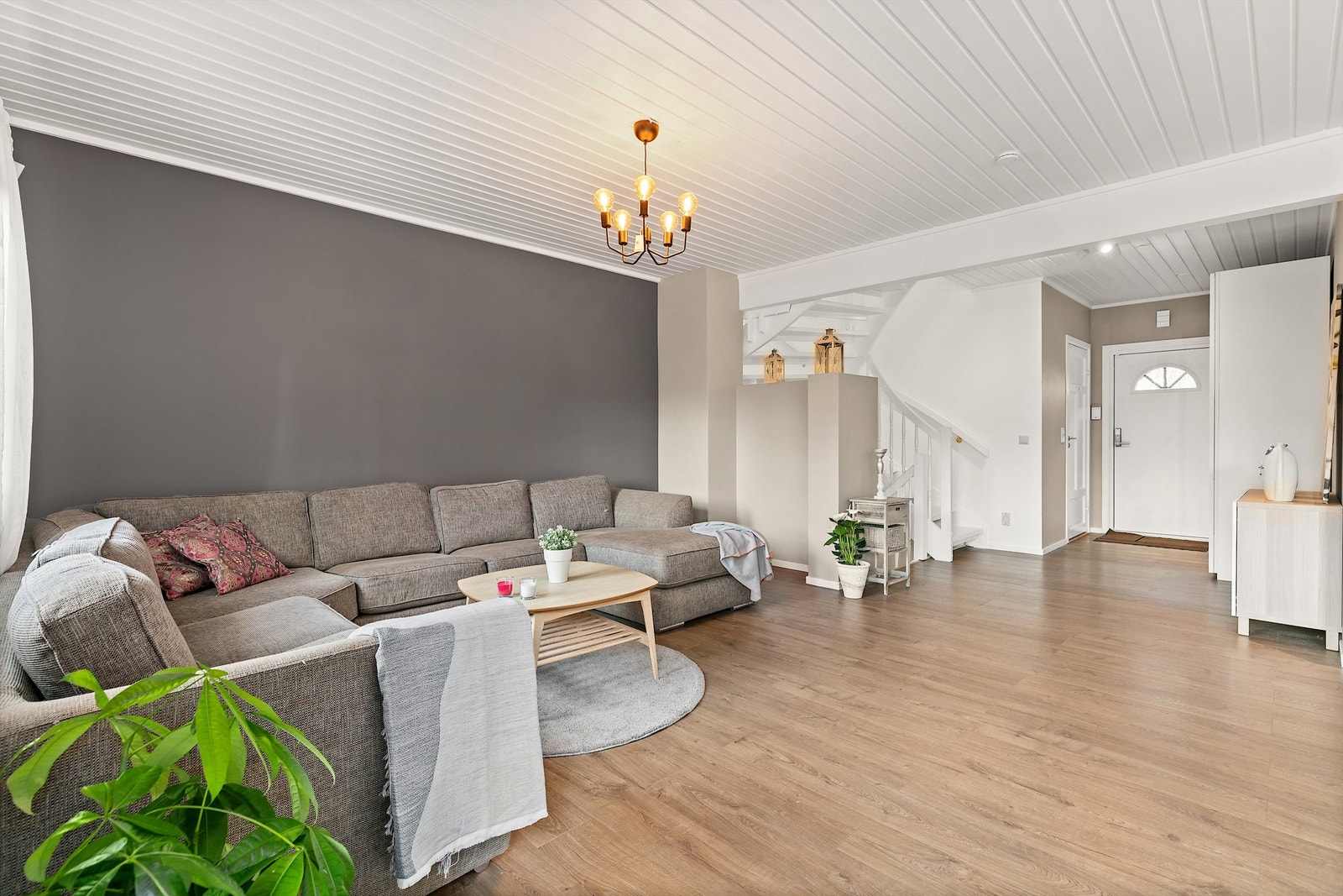 Fra Inngangspartiet er det adkomst til en stor og lys stue/spisestue. Galleribilde