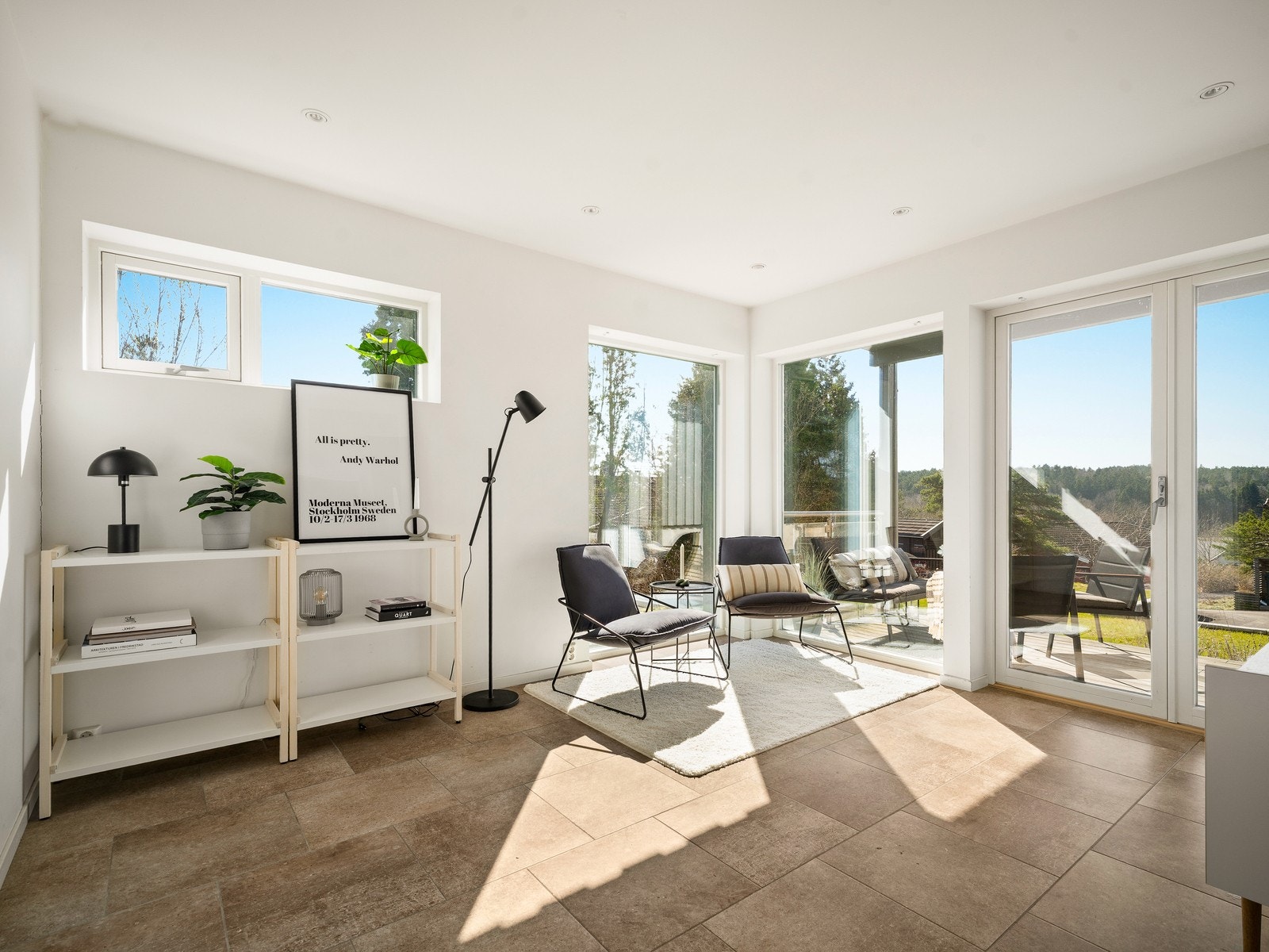 Stuen i tilbygget har flere bruksmuligheter med stilrent design og et moderne preg. Stuen har store vindusflater og direkte utgang til uteplass. Galleribilde