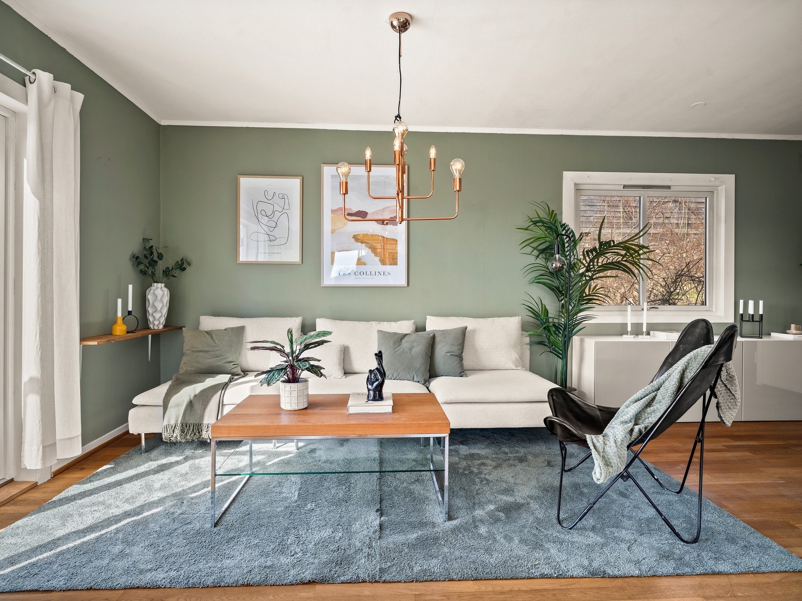 Det er god plass til spisebord, sofa, TV-møblement og øvrig ønsket møblement. Galleribilde