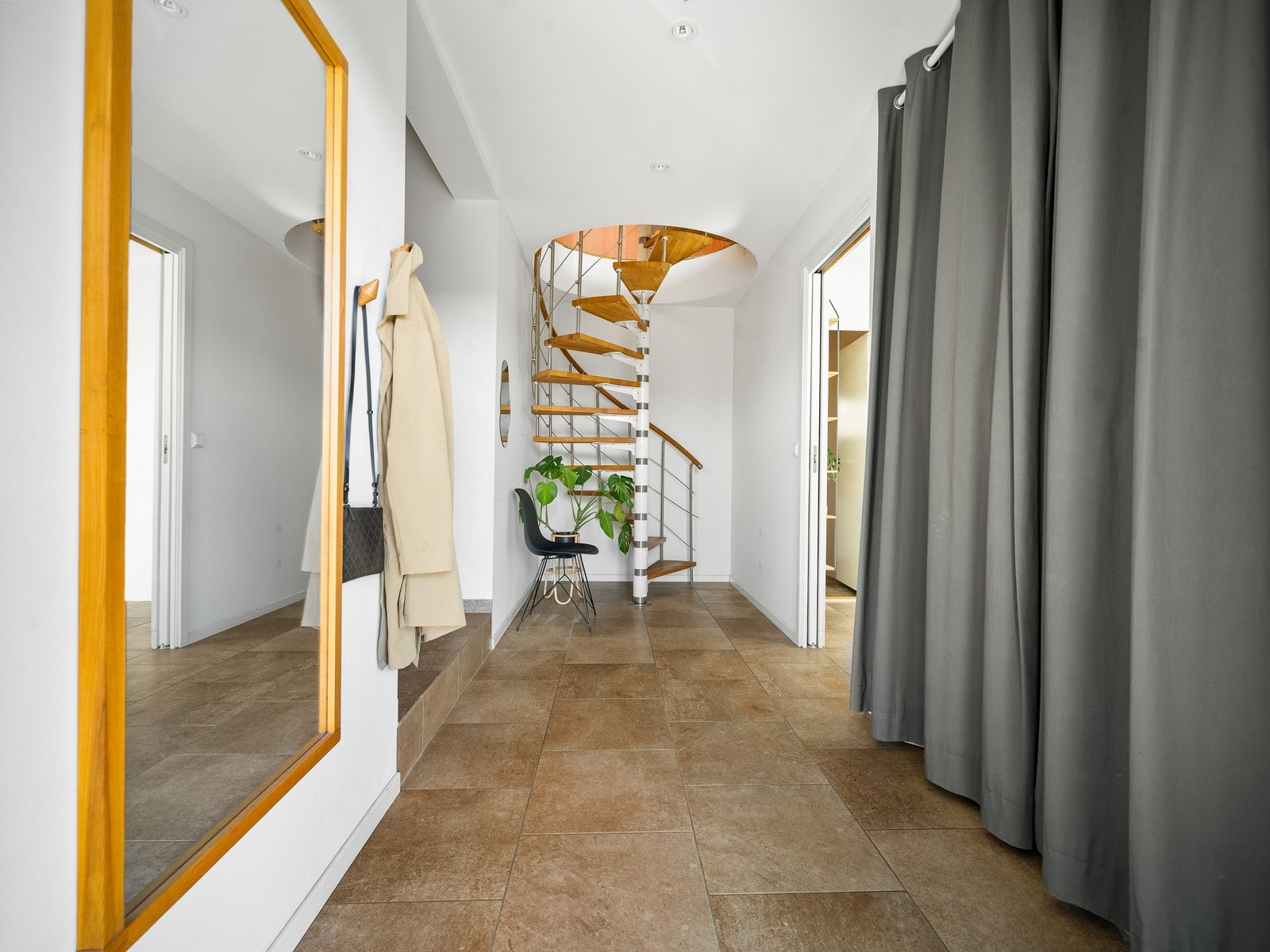 Du ønskes velkommen inn i en lys og innbydende entré med flislagt gulv og behagelig gulvvarme som gir en lun atmosfære. Galleribilde