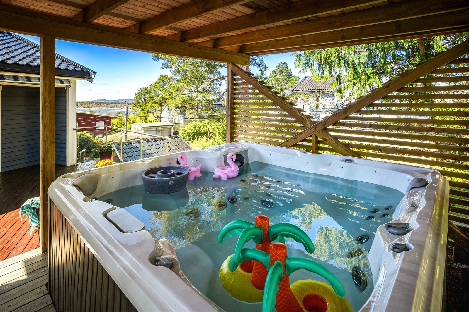 Her kan du nyte et deilig bad i jacuzzien. Galleribilde