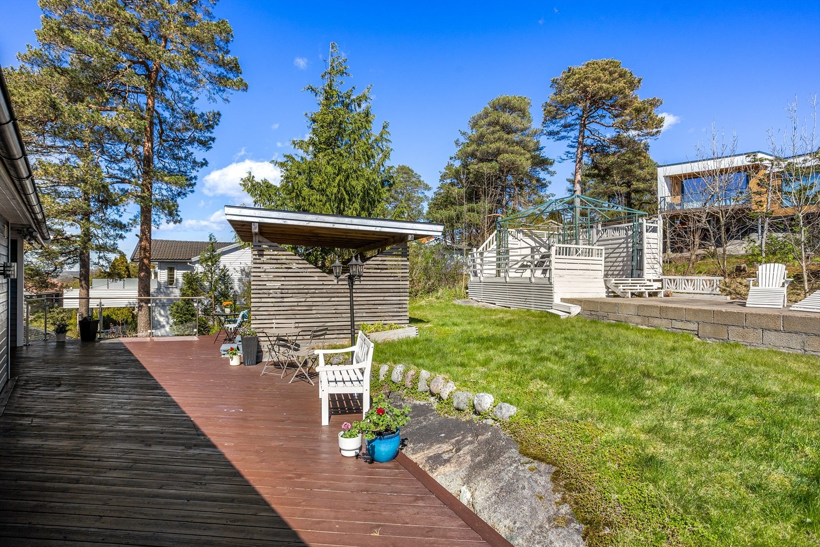 Boligen kan by på en herlig uteplass med overbygget jacuzzi - et perfekt sted for avslapning gjennom hele året. Galleribilde