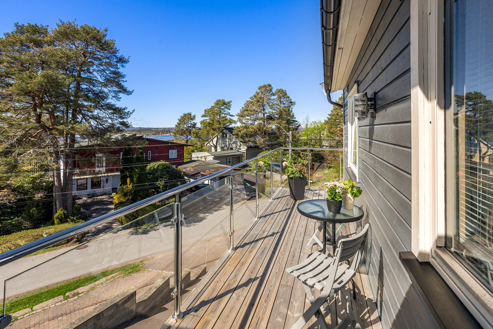 Fra tilbygget er det utgang til en hyggelig veranda hvor du får plass til blant annet et koselig cafésett. Galleribilde