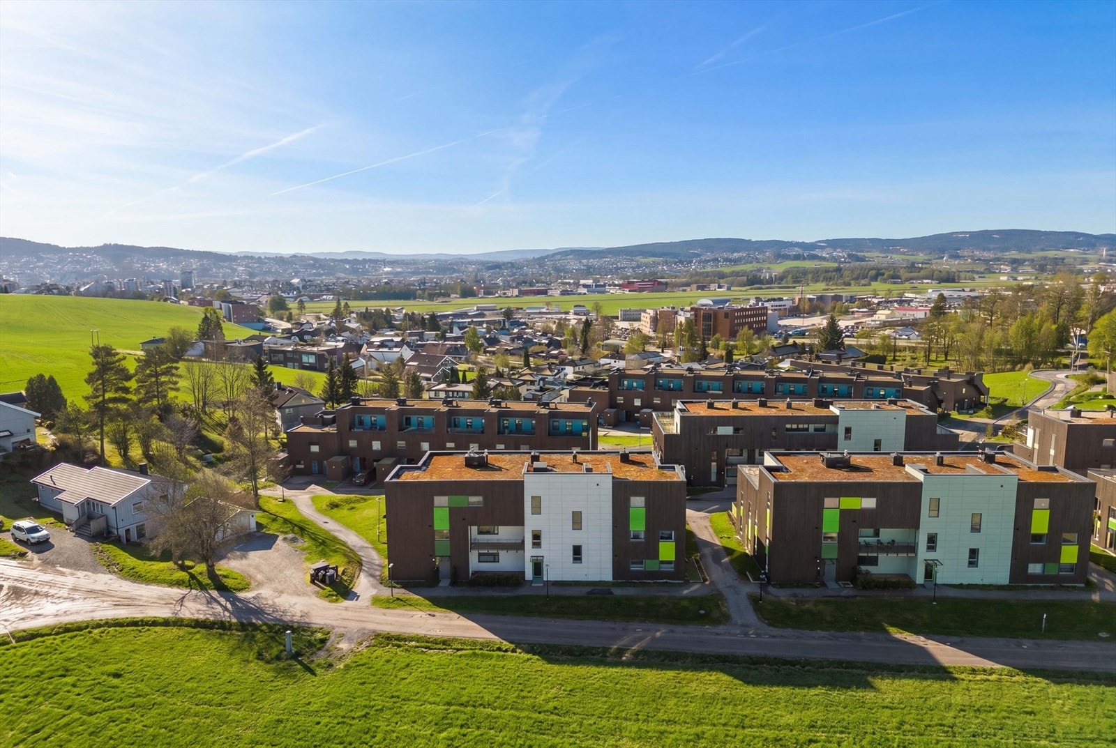 Boligen ligger i et moderne og nyetablert boligområde med gode kvaliteter. Her bor du i rolige og familievennlige omgivelser. Galleribilde