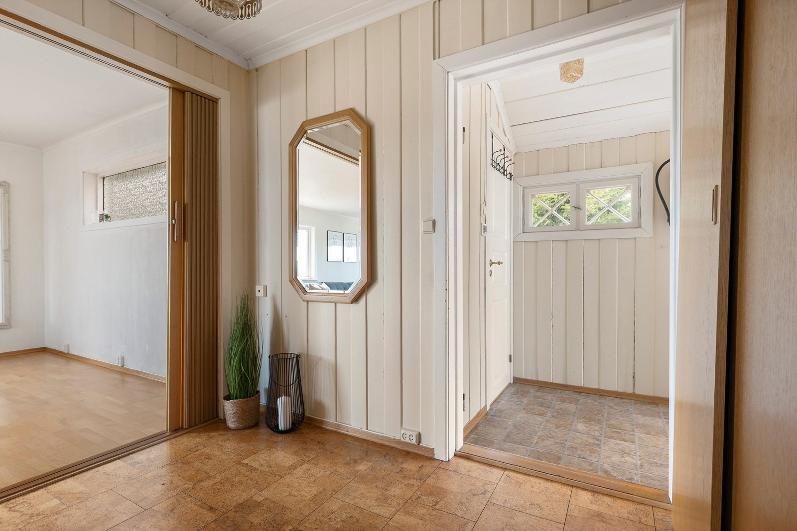 Hall/mellomgang med skyvedørsgarderobe og adkomst til stue. Galleribilde