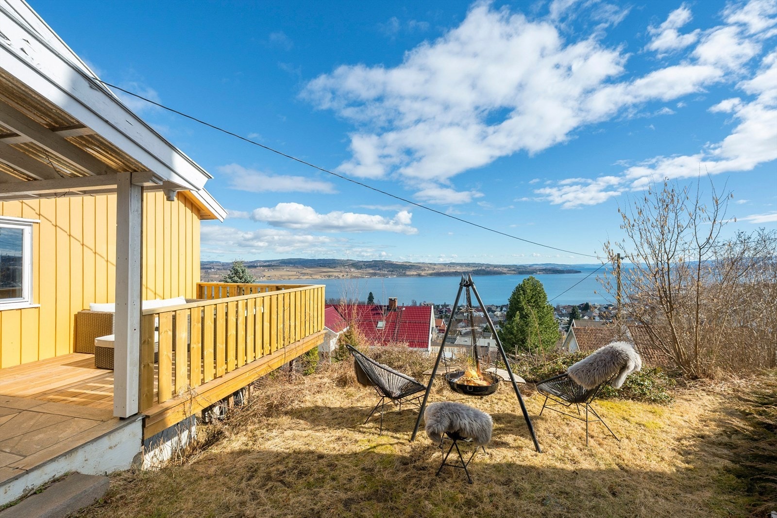 Hage med flate partier, plen og beplantninger. Galleribilde