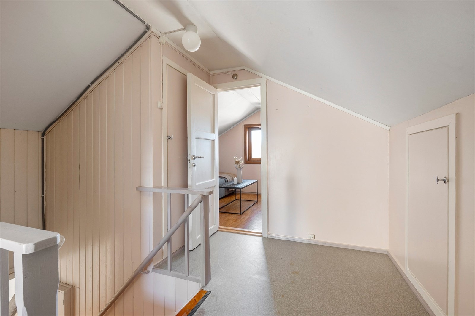 Loftsrom med kott. Galleribilde