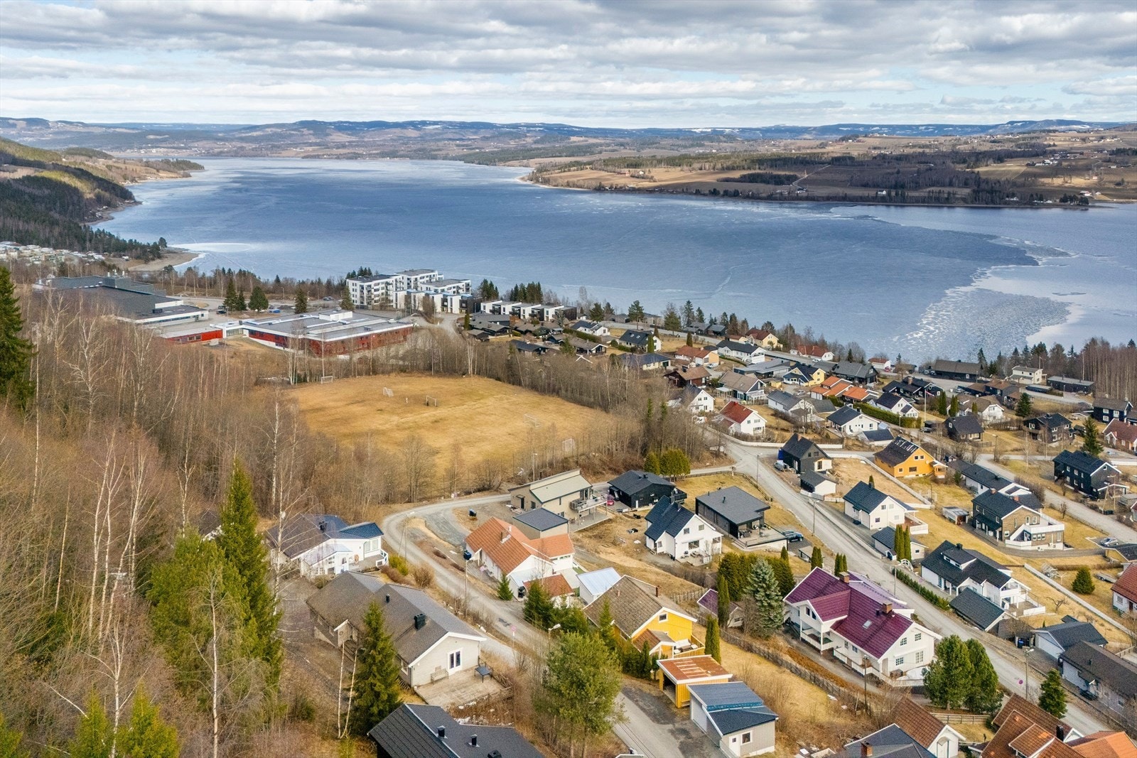 Kort vei til stort friareal med fotballmål, skolene og Tr
anberghallen. Galleribilde