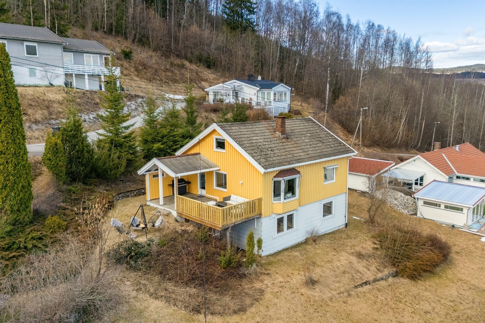 Boligen ligger fint til øverst i Nordbyen med kort vei til turområder rett bak boligen. Fin hage med opparbeidede flate partier, plen og beplantninger. Galleribilde
