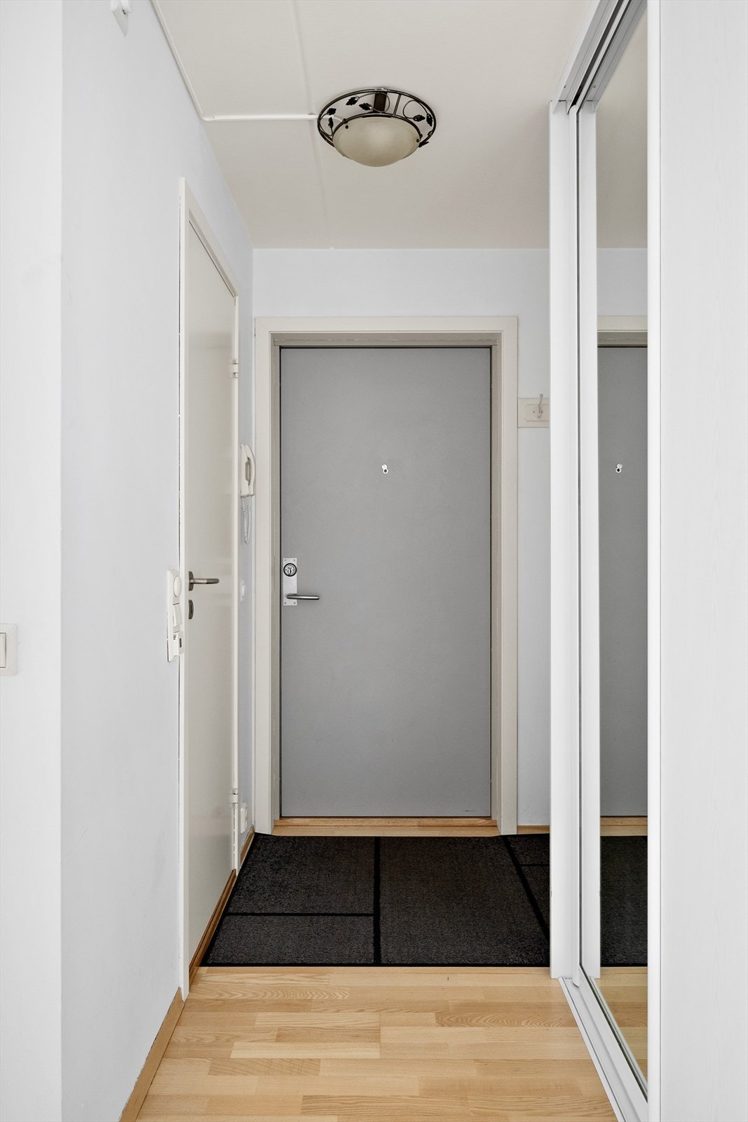 Lyst entré med god plass for oppheng av yttertøy. Galleribilde