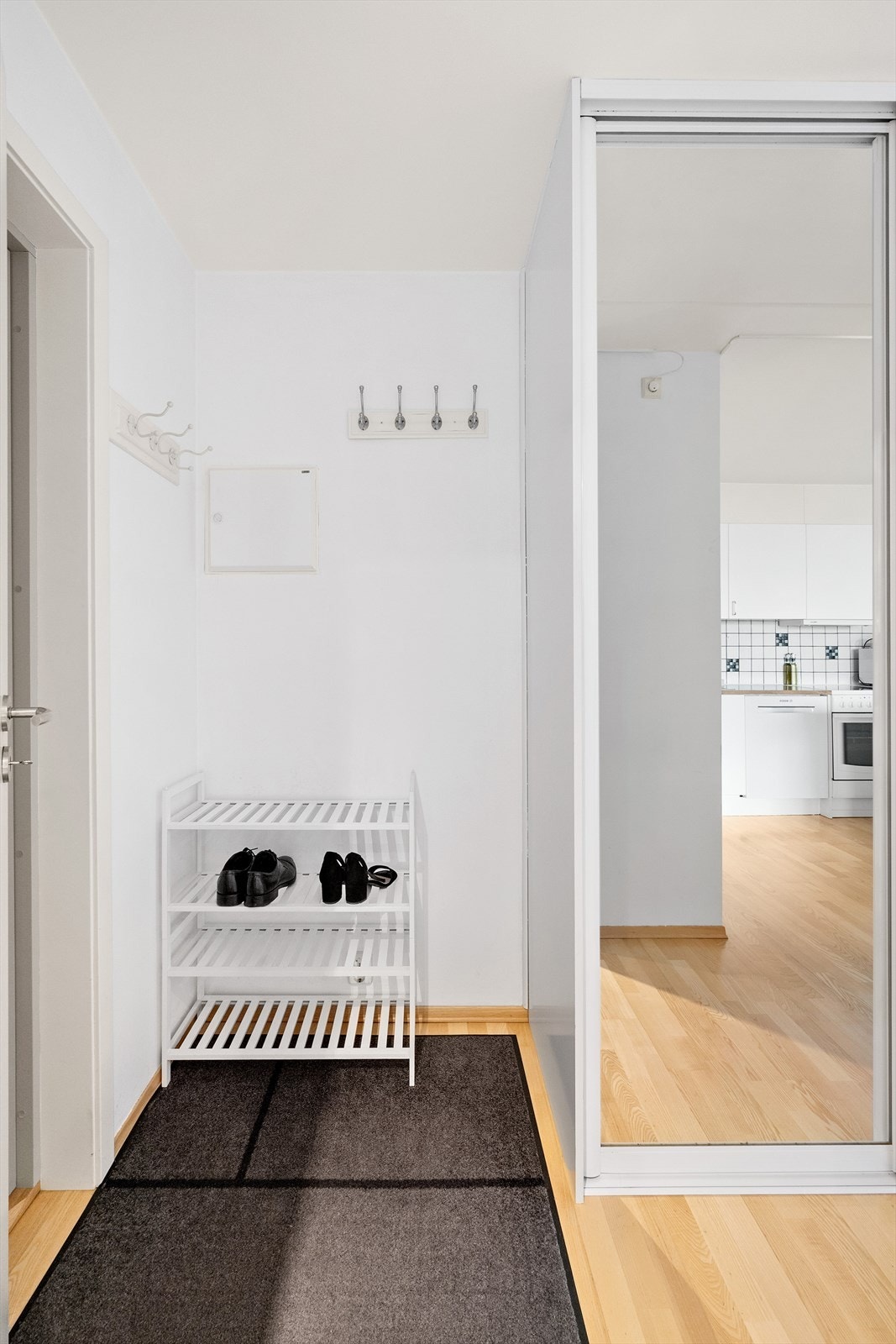Her er det skyvedørsgarderobe med speilfront, som gir praktisk oppbevaring. Galleribilde