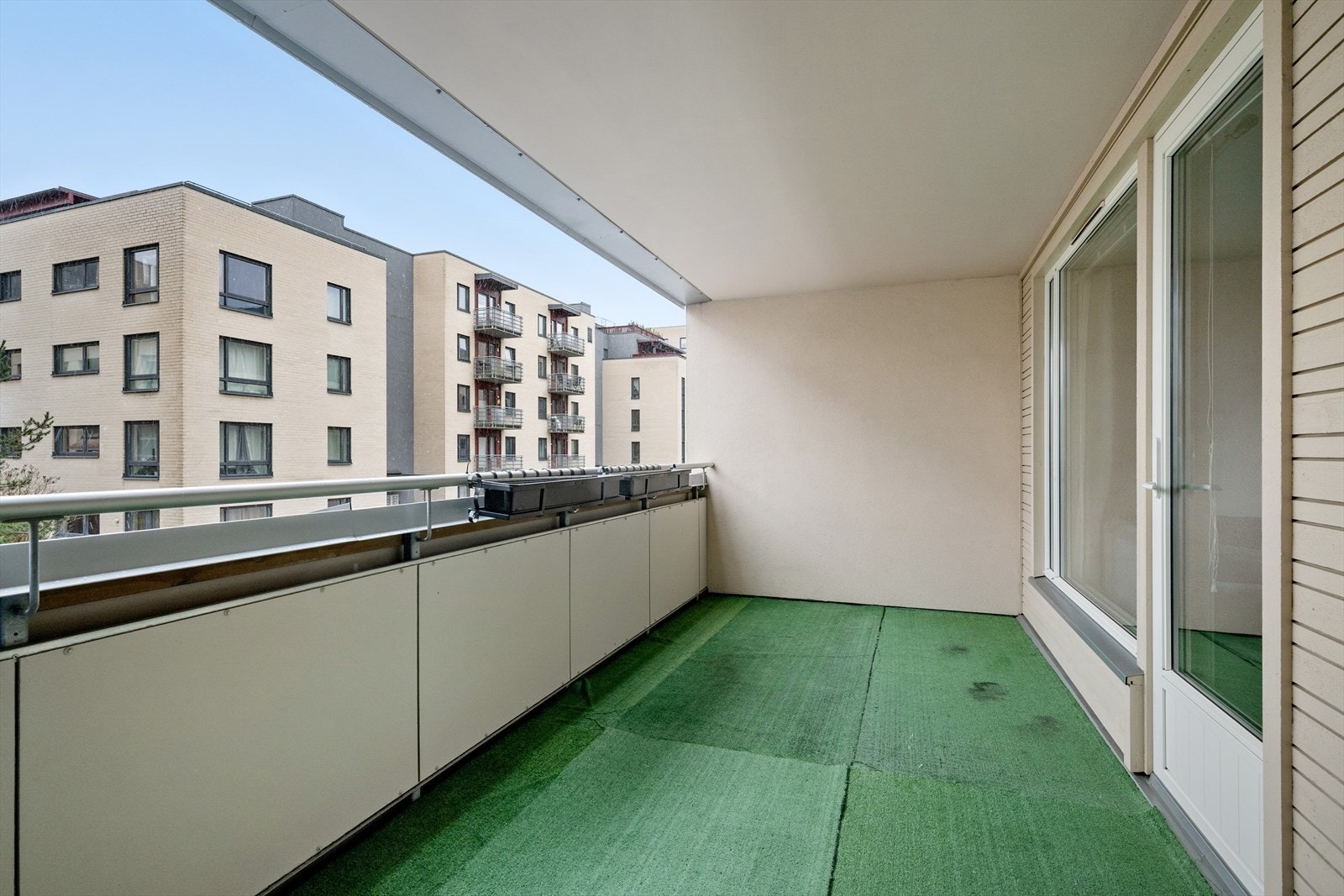 Balkong på 13 m² med god plass til sittegruppe og utemøbler. I tillegg sportsbod på balkongen på 3m². Galleribilde