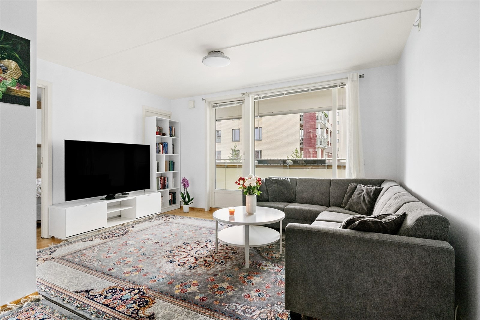 Romslig stue med god plass til sofagruppe og annet møblement. Galleribilde