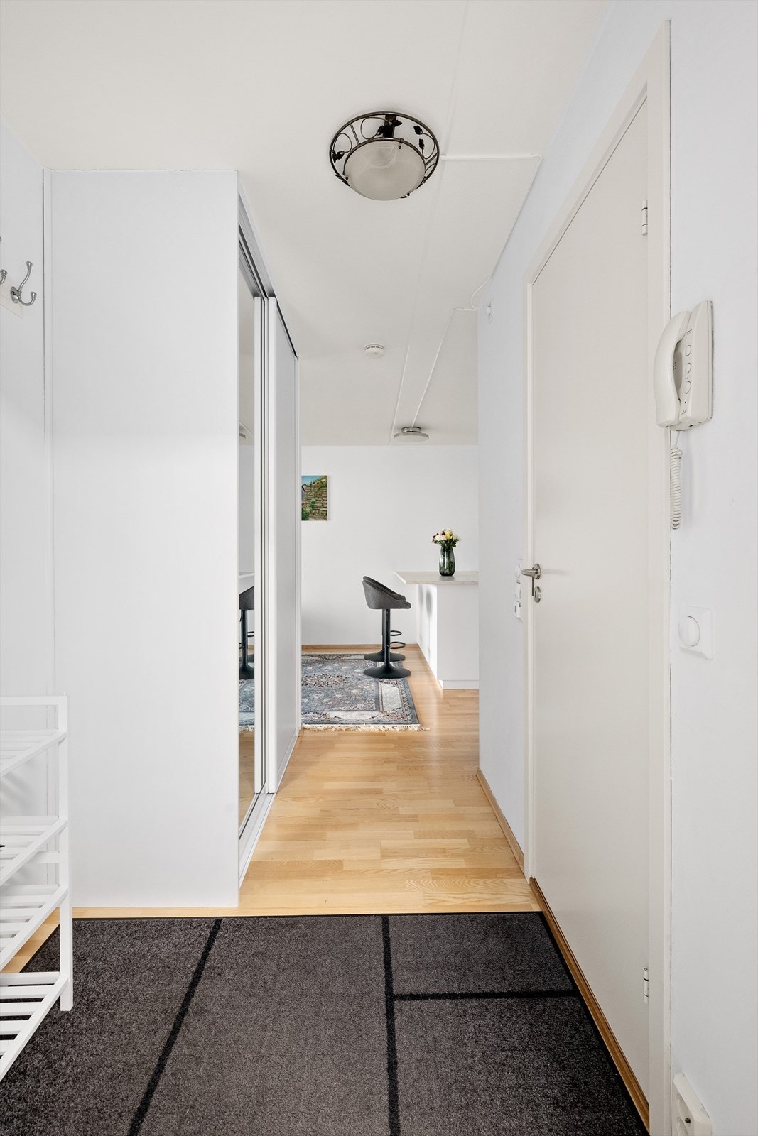 Det er direkte tilgang til oppholdsrommet fra entréen. Galleribilde