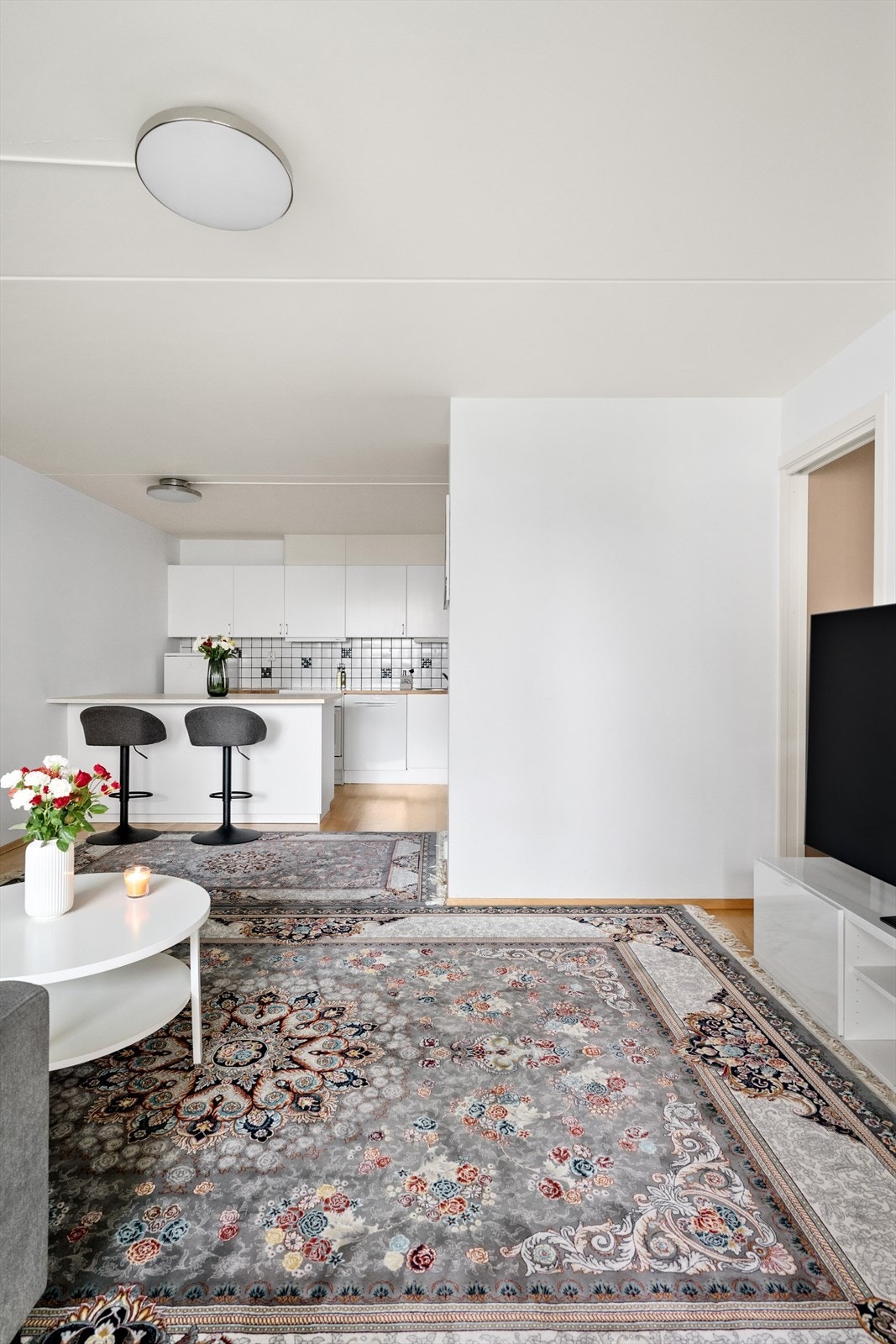 Leiligheten har en åpen stue/kjøkken- løsning. Galleribilde