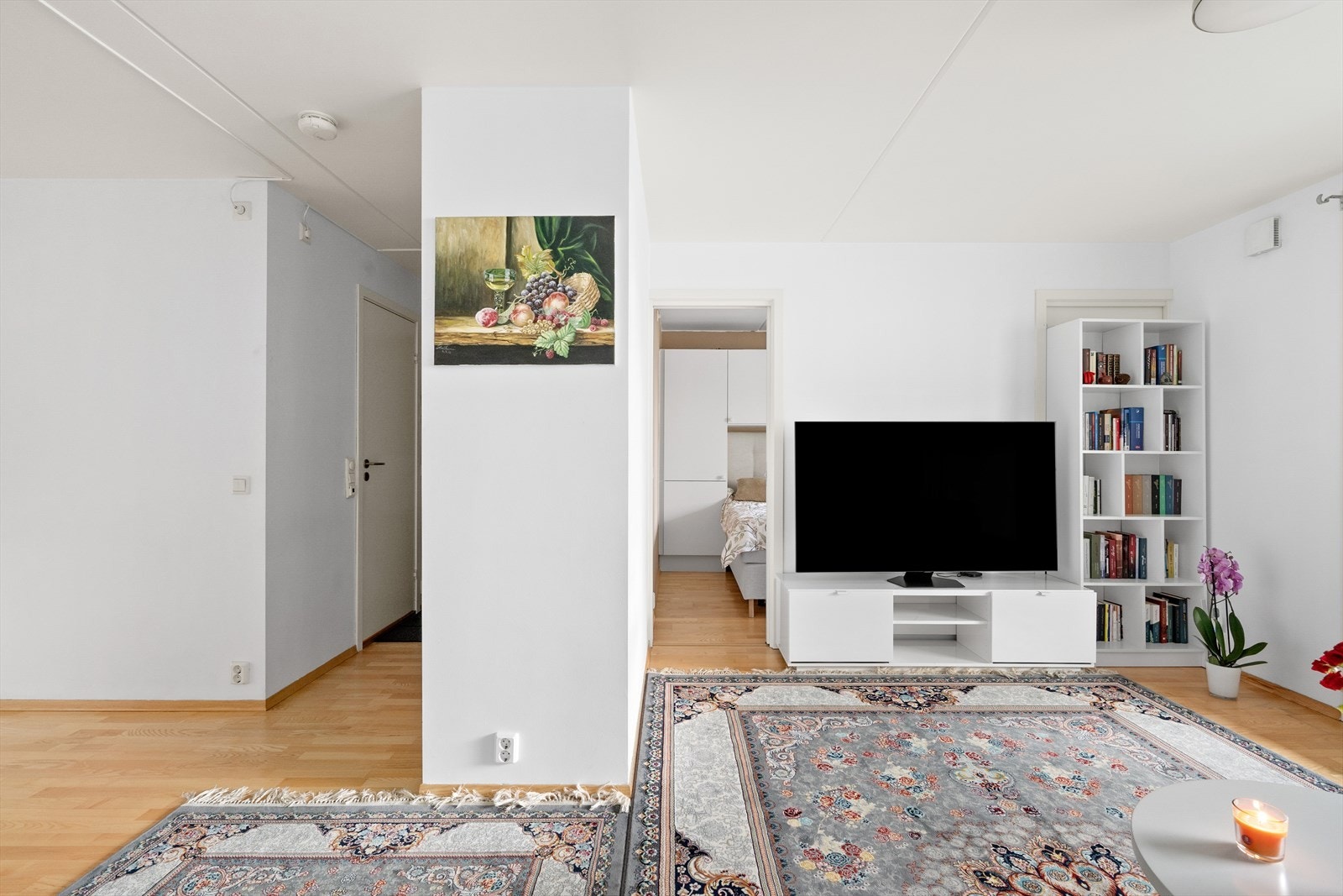 Det er elektrisk oppvarming via panelovner. Galleribilde