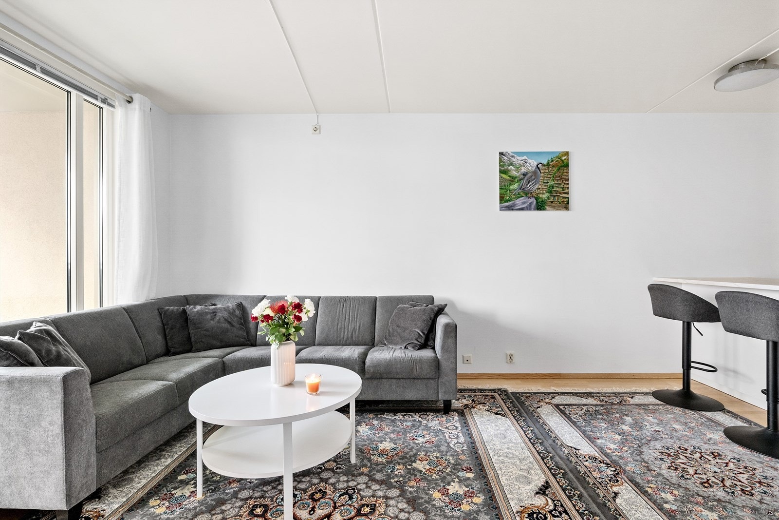 Store vindusflater sørger for gode lysforhold i oppholdsrommet. Galleribilde