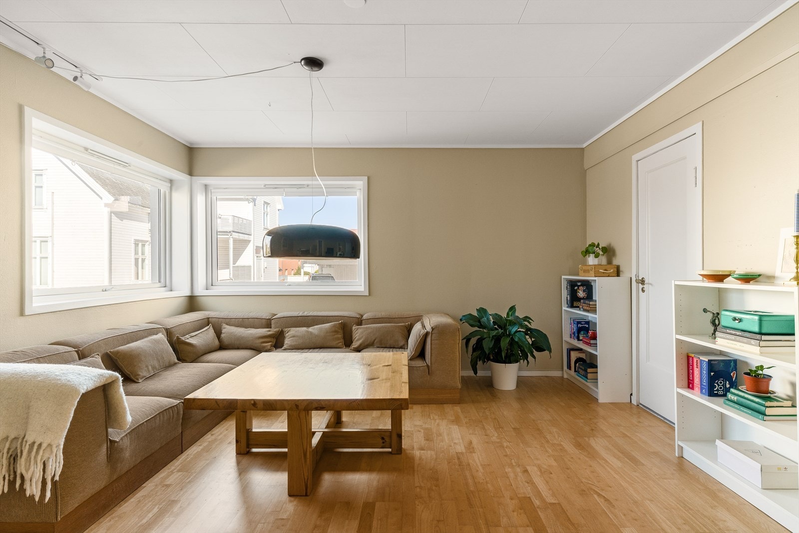 Stuen har god plass til sofagruppe og salongbord, og egner seg like godt til rolige hverdager som til sosiale sammenkomster. Galleribilde