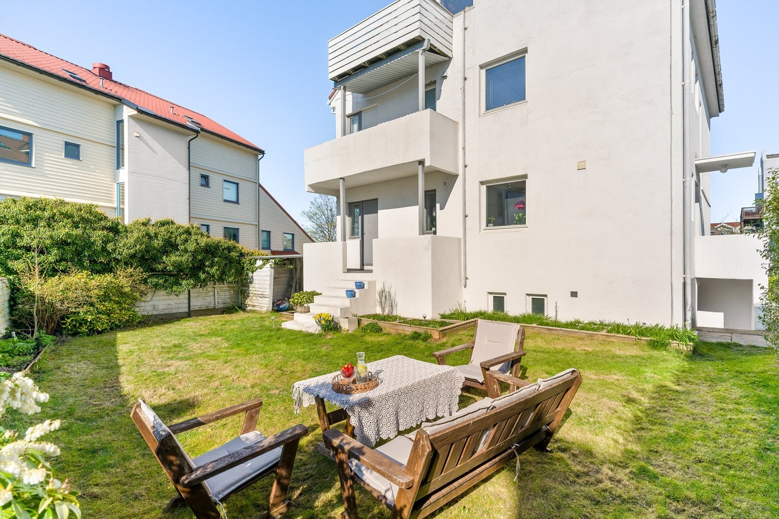 Hagen er vendt mot sørøst og har gode solforhold med god plass til sittegruppe som innbyr til avslapning på varme sommerdager. Galleribilde