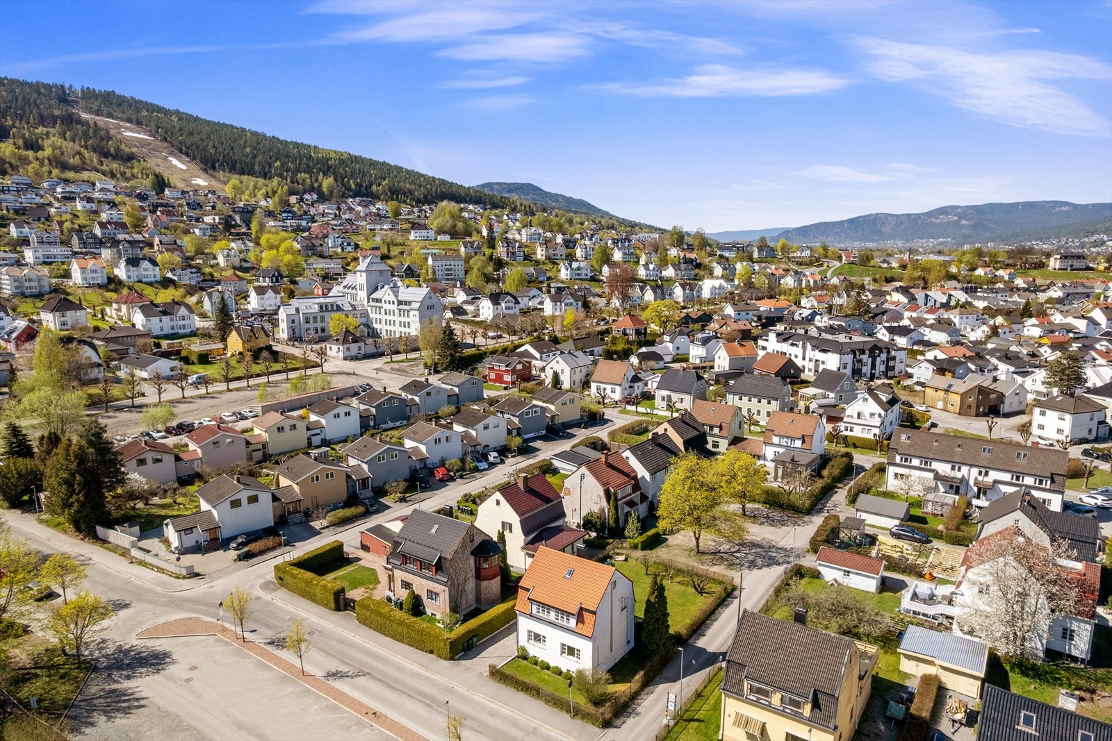 Boligen er beliggende i et veletablert og familievennlig nabolag Galleribilde