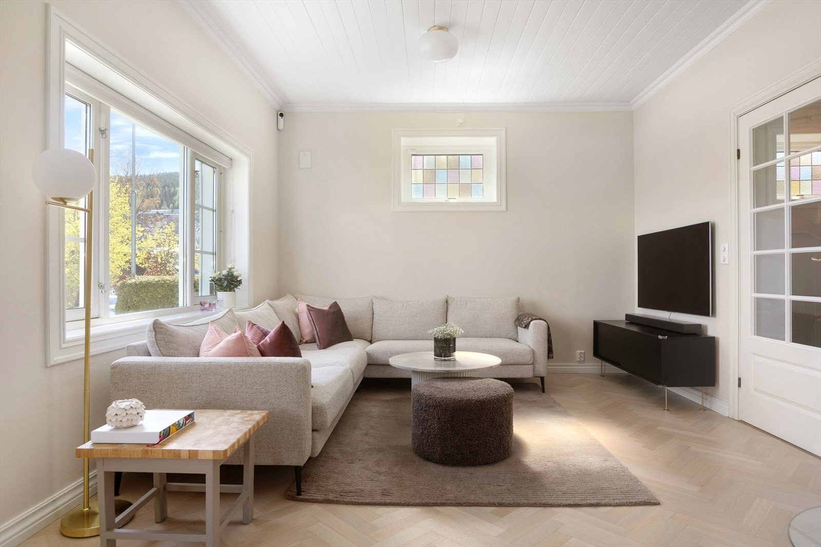 Lys og delikat - med god plass for sofagruppe og tv-møblement Galleribilde