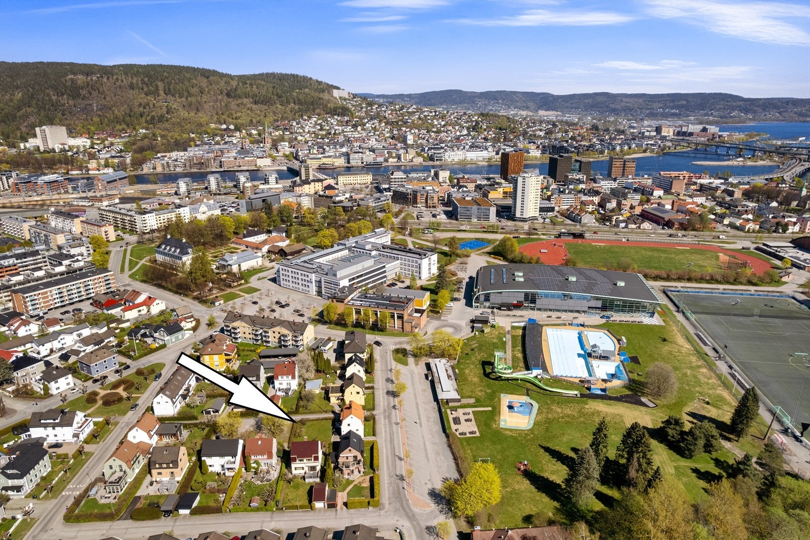 Beliggenheten er utmerket for deg som ønsker et stille og rolig boområde i barnevennlige omgivelser, men samtidig kunne pendle enkelt til jobben i Oslo Galleribilde