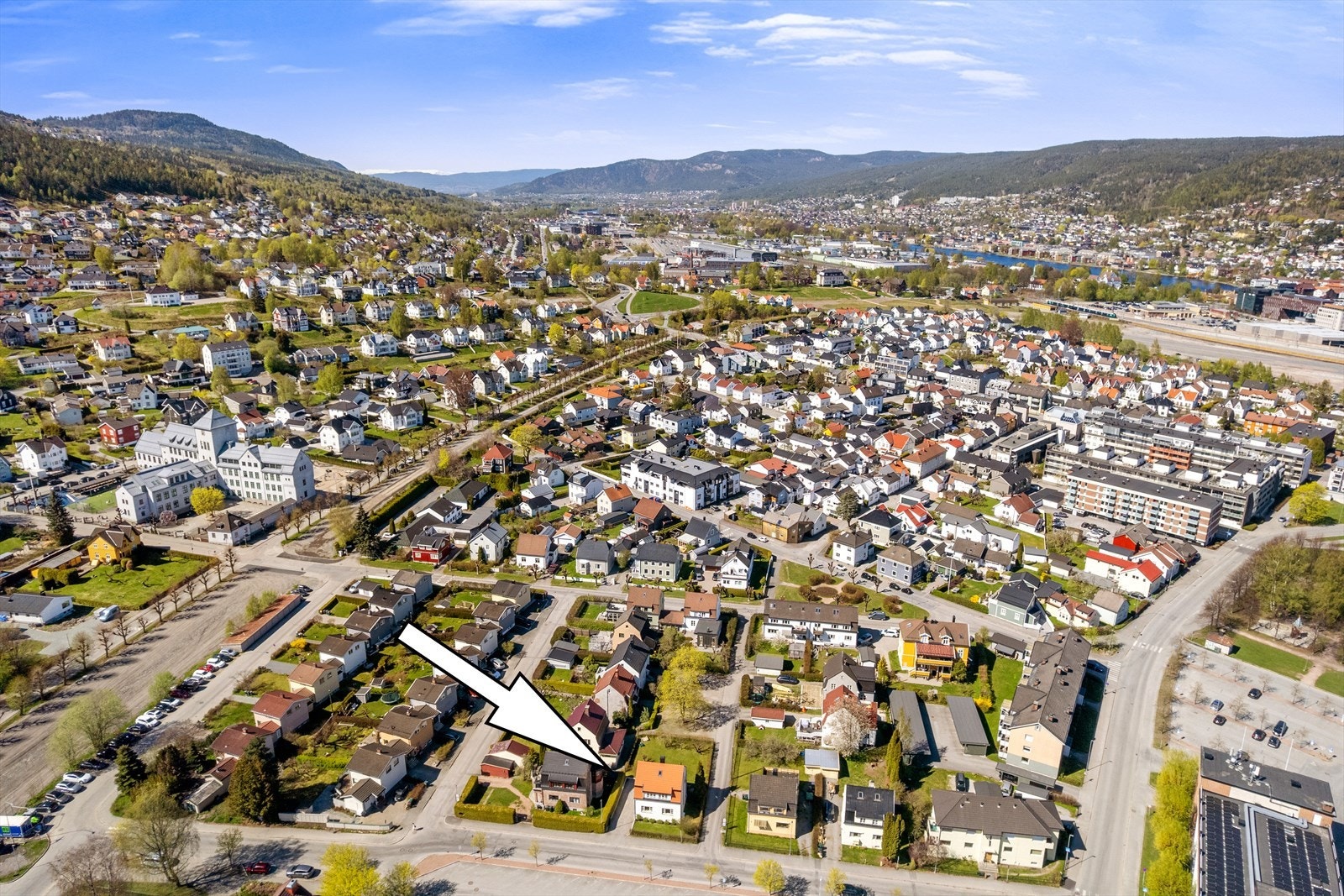 Boligen ligger tilbaketrukket og rolig i Nybyen/Danvik på Strømsø Galleribilde